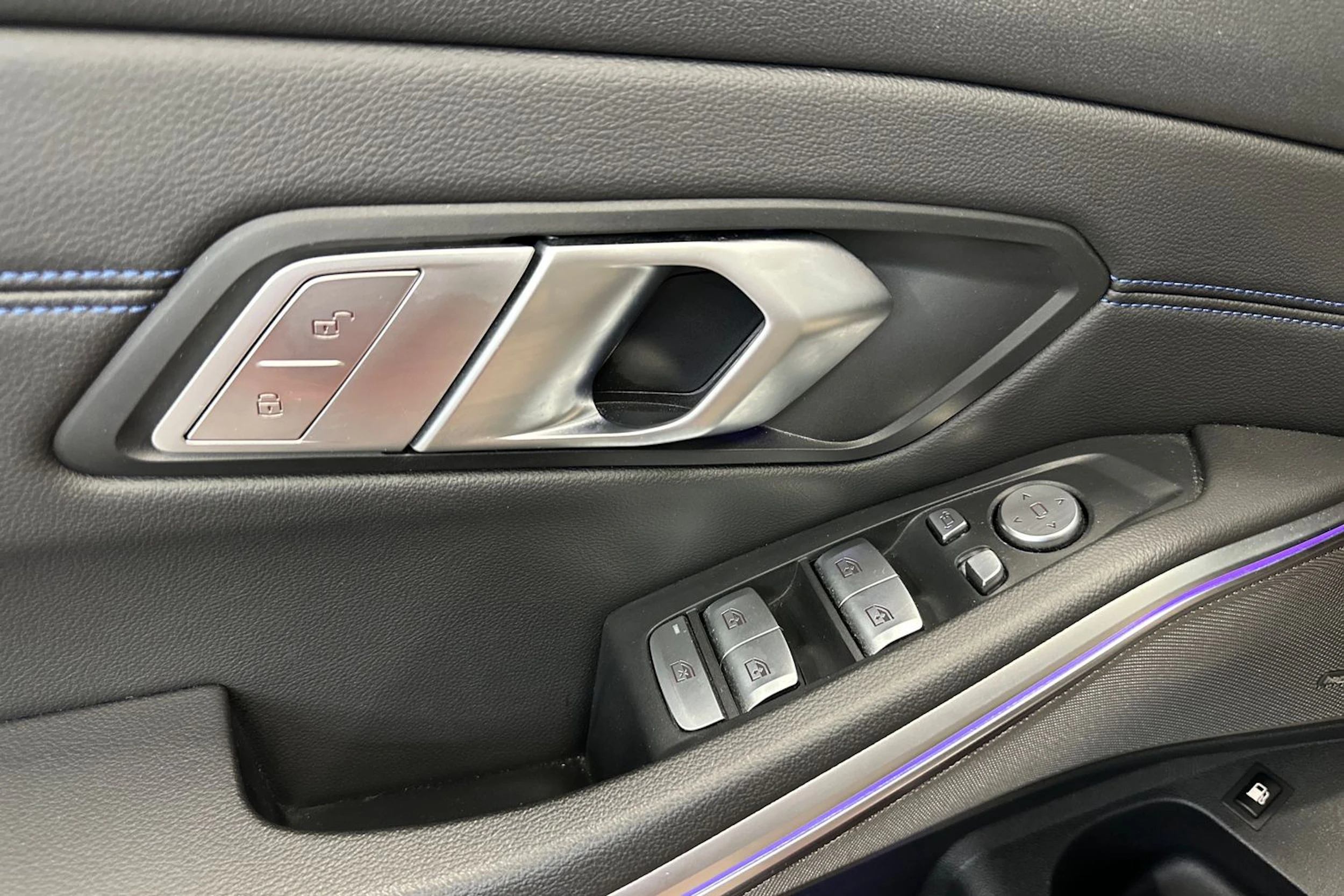 oranssi BMW 330 2021 kuva 14.