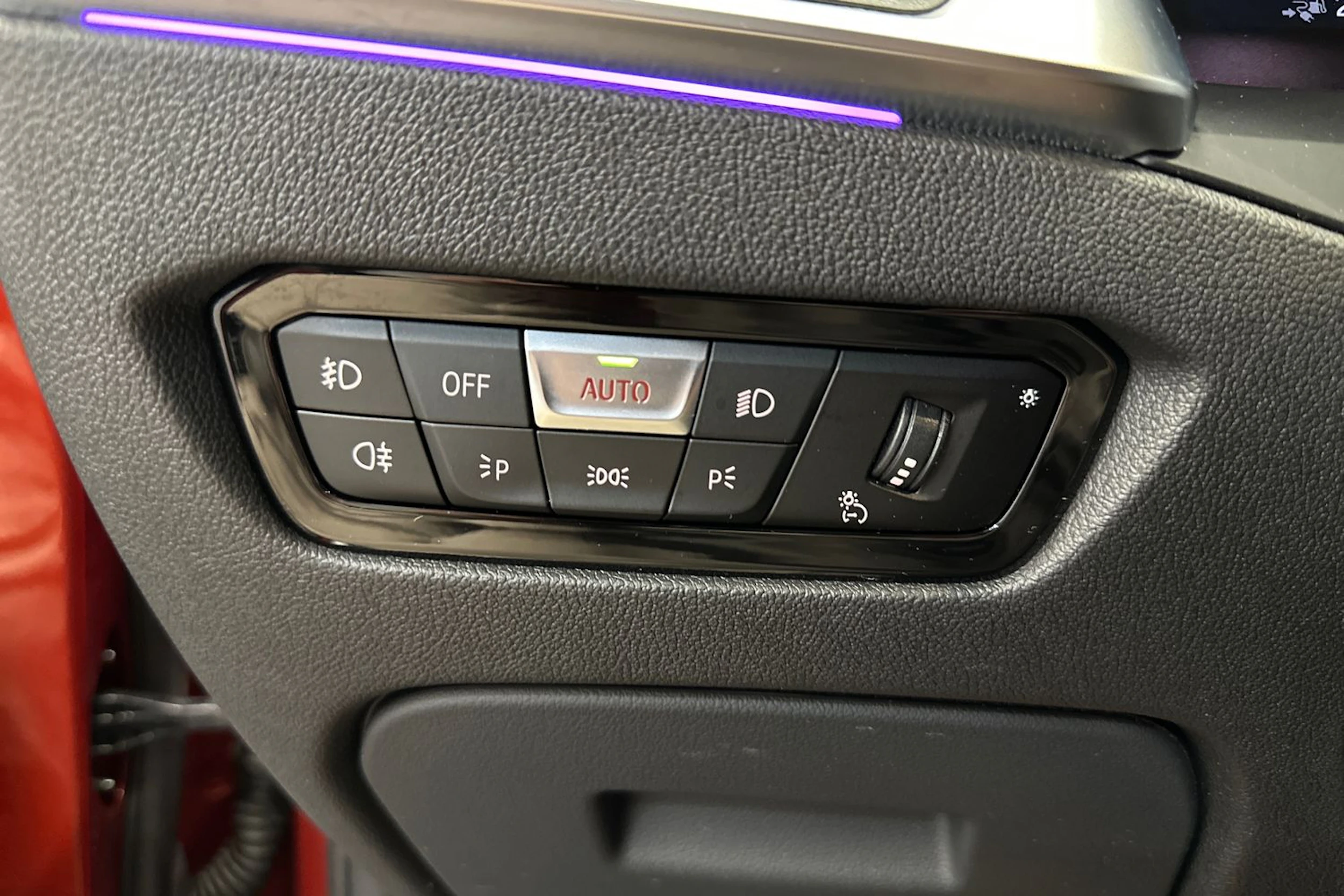 oranssi BMW 330 2021 kuva 16.