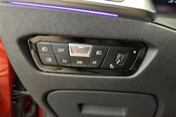 oranssi BMW 330 2021 kuva 16.