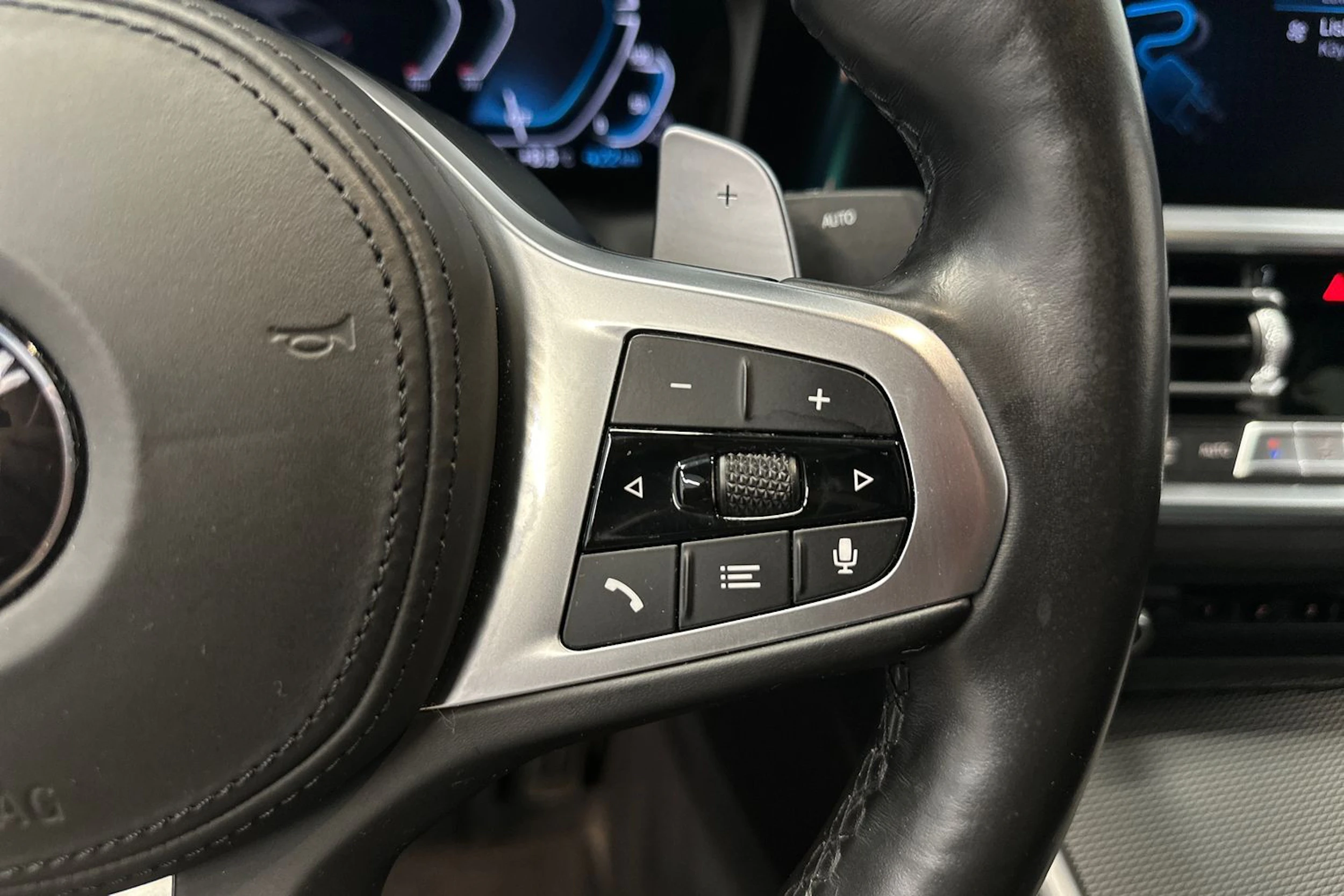 oranssi BMW 330 2021 kuva 18.