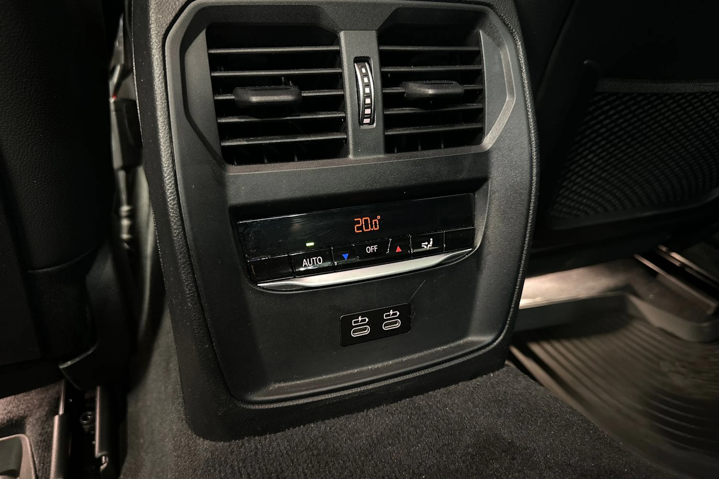 oranssi BMW 330 2021 kuva 26.