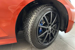 oranssi BMW 330 2021 kuva 27.