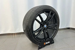 oranssi BMW 330 2021 kuva 28.