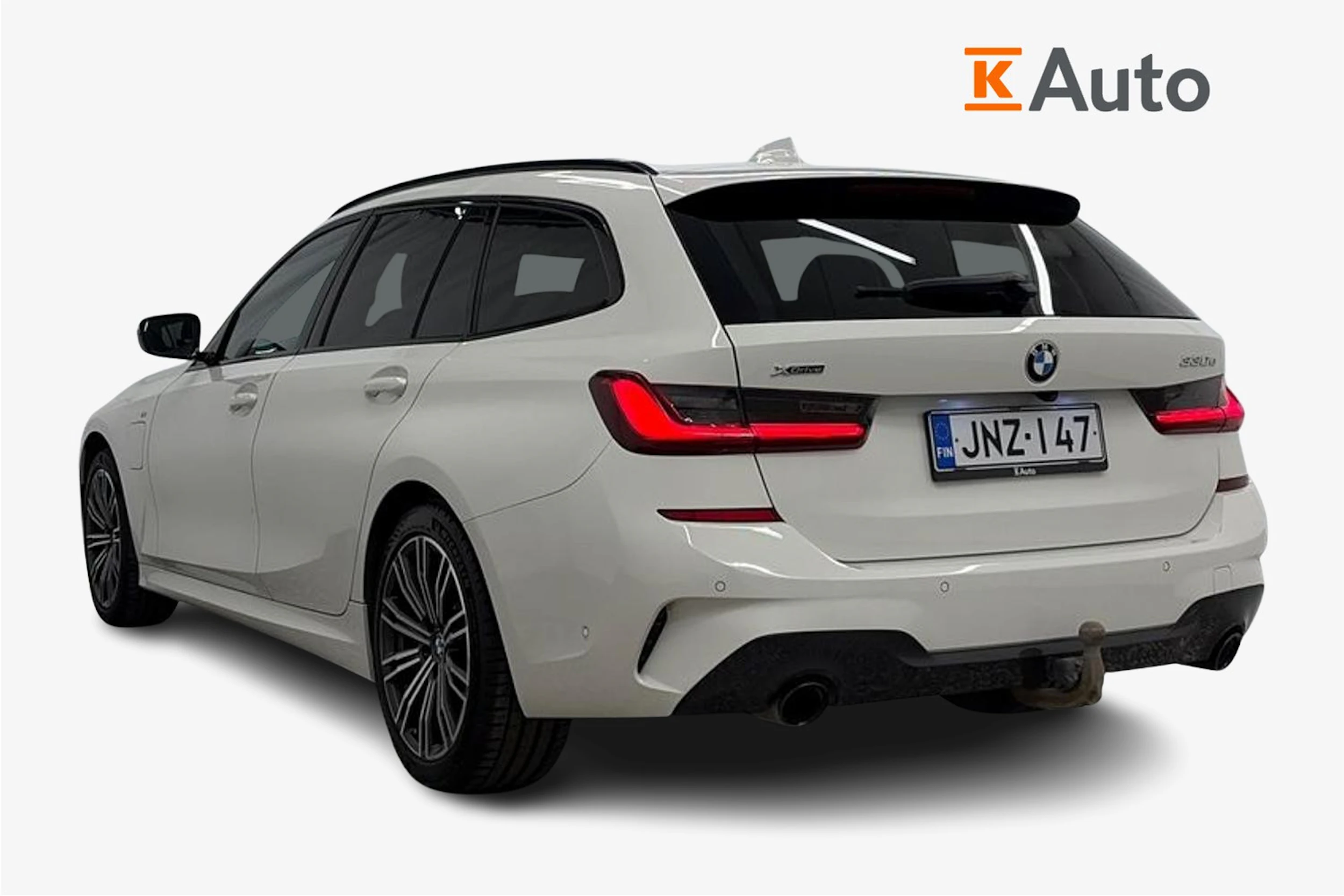 valkoinen BMW 330 2021 kuva 2.