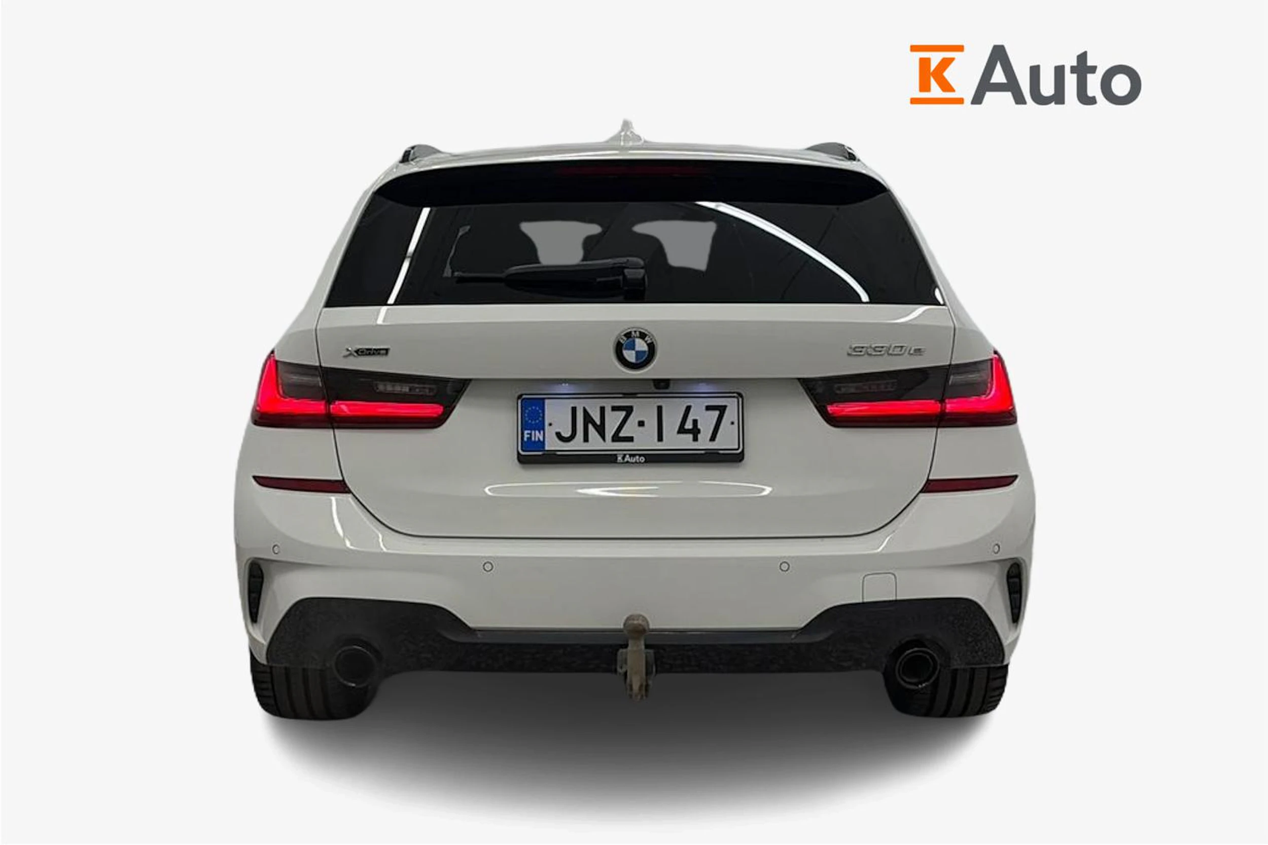 valkoinen BMW 330 2021 kuva 3.