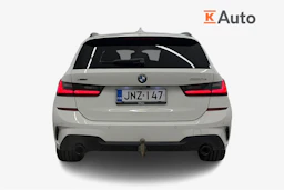 valkoinen BMW 330 2021 kuva 3.