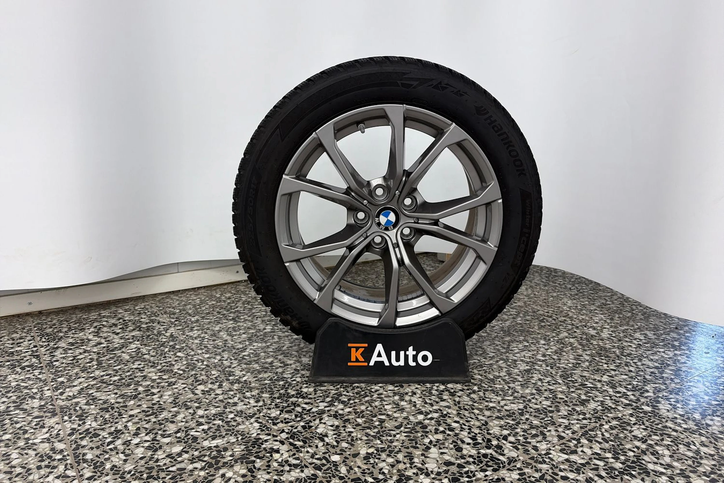 valkoinen BMW 330 2021 kuva 10.