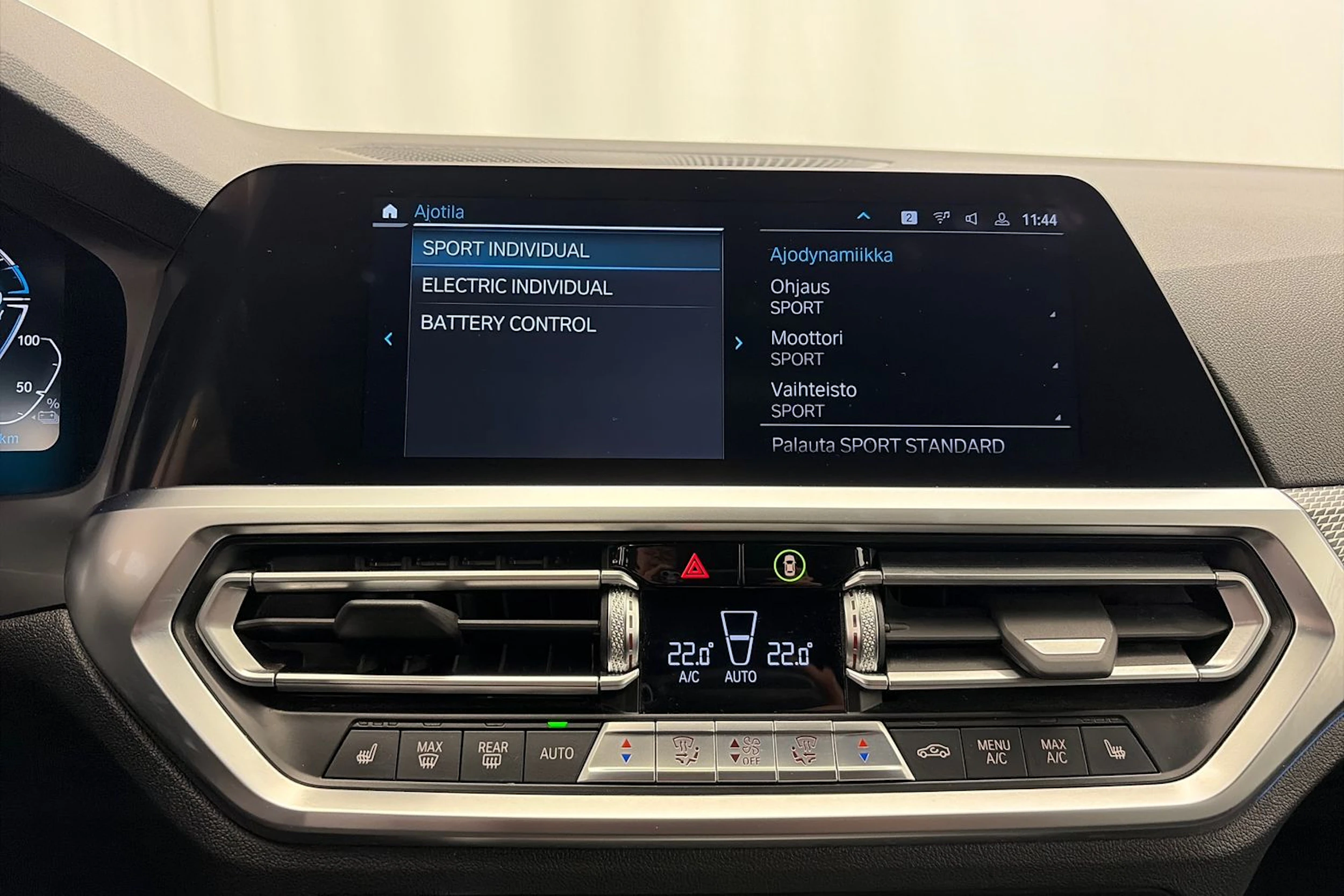 valkoinen BMW 330 2021 kuva 22.