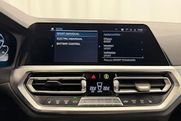 valkoinen BMW 330 2021 kuva 22.