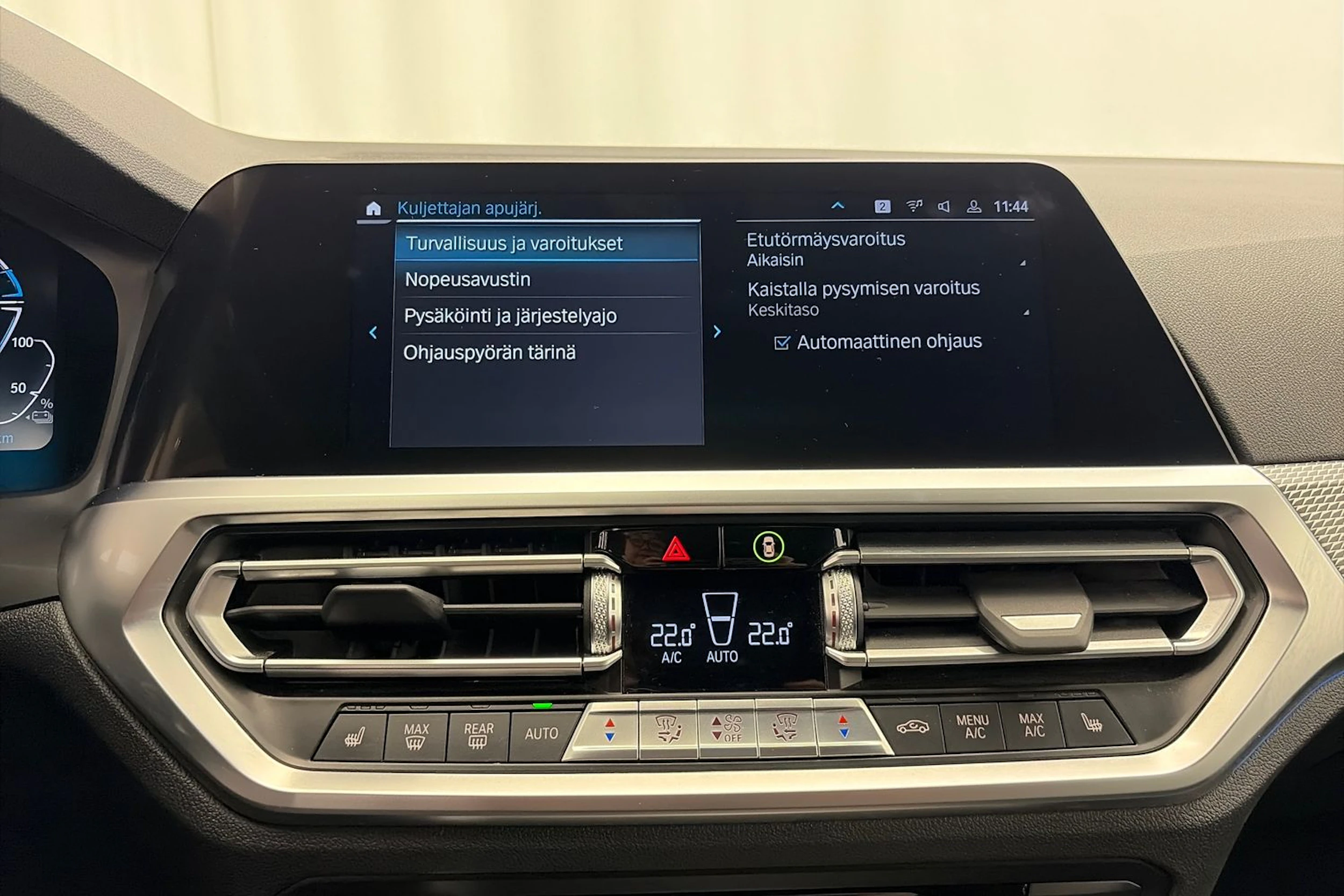 valkoinen BMW 330 2021 kuva 23.