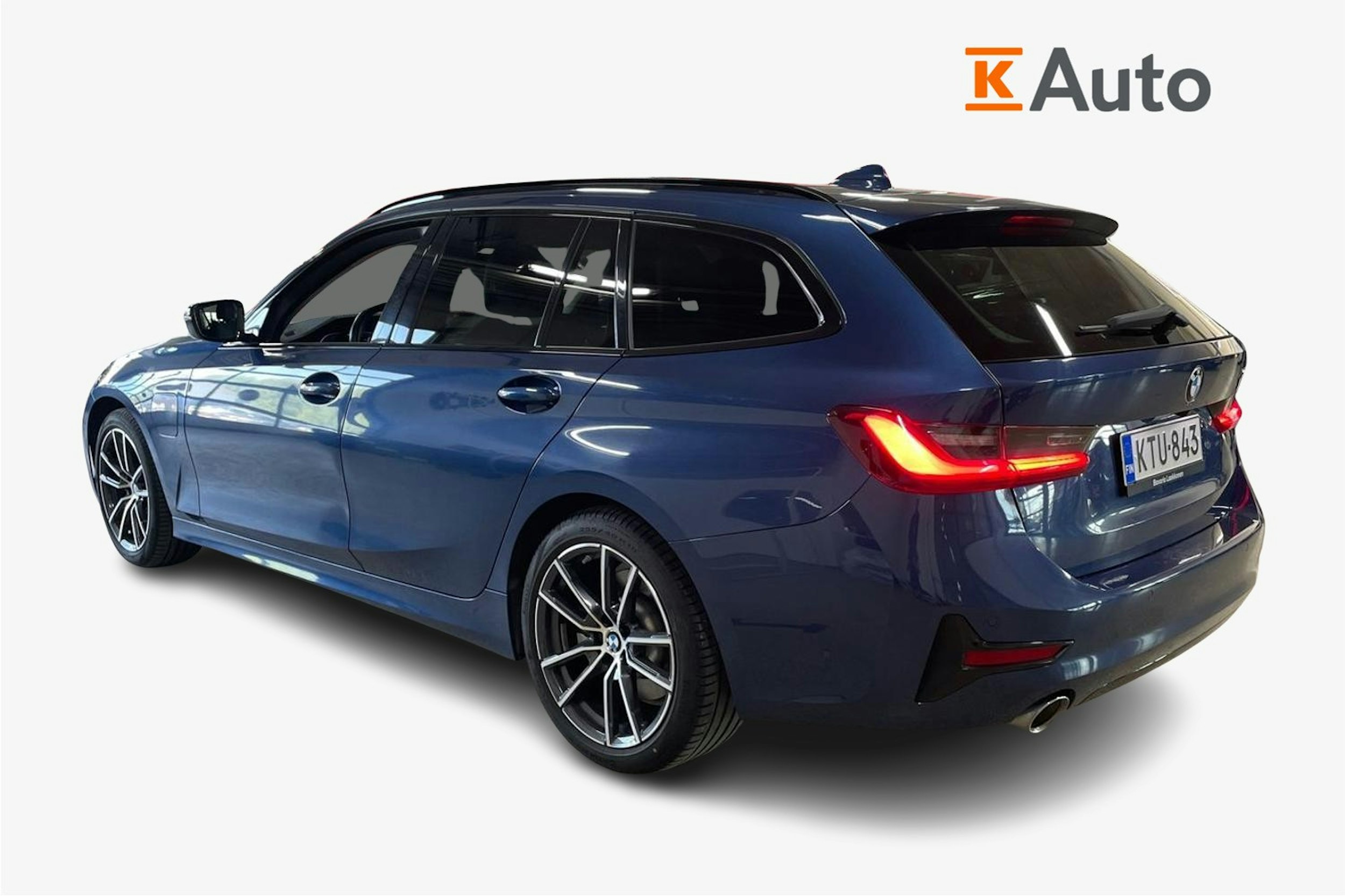 Sininen BMW 330 2021 kuva 2.