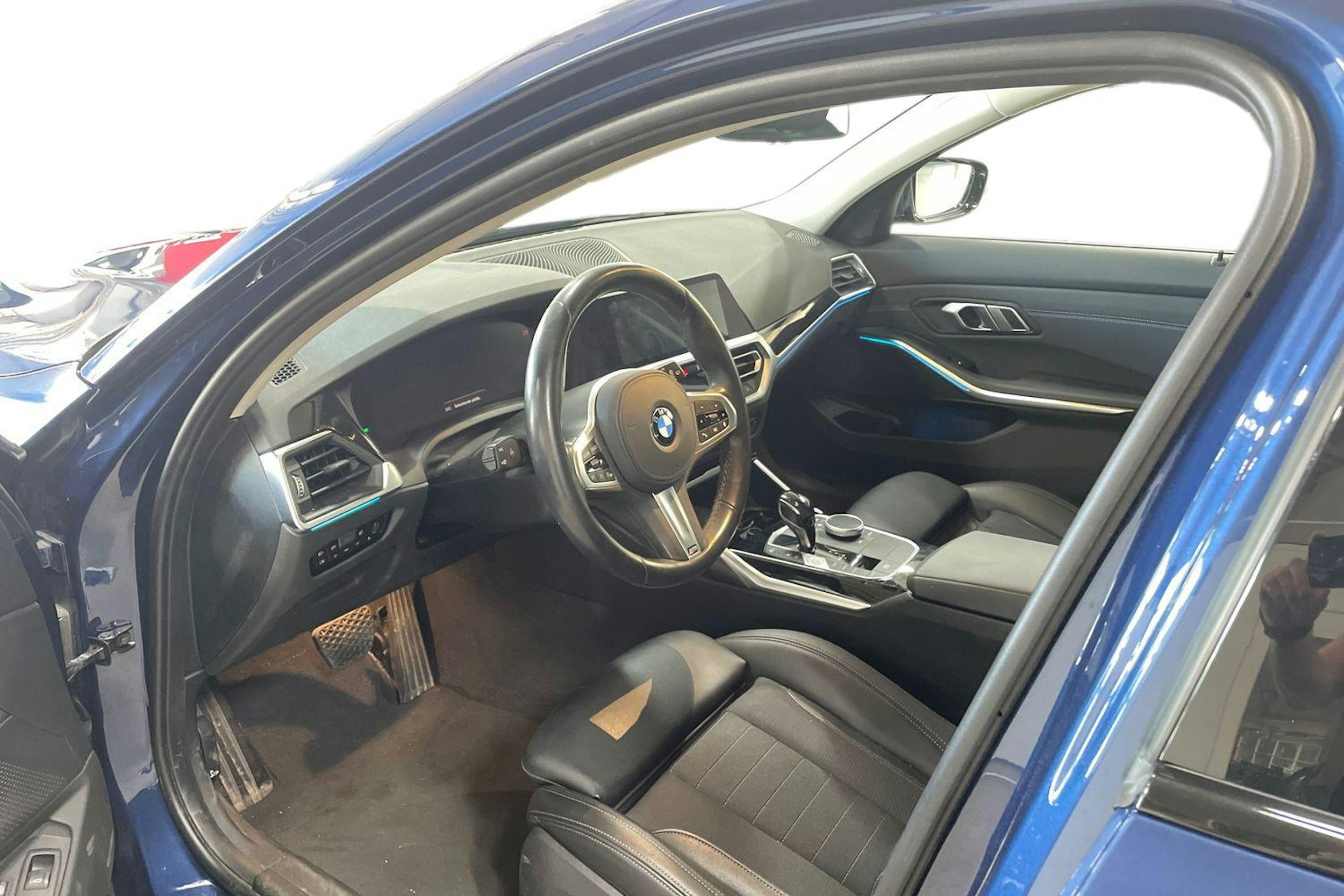 Sininen BMW 330 2021 kuva 6.