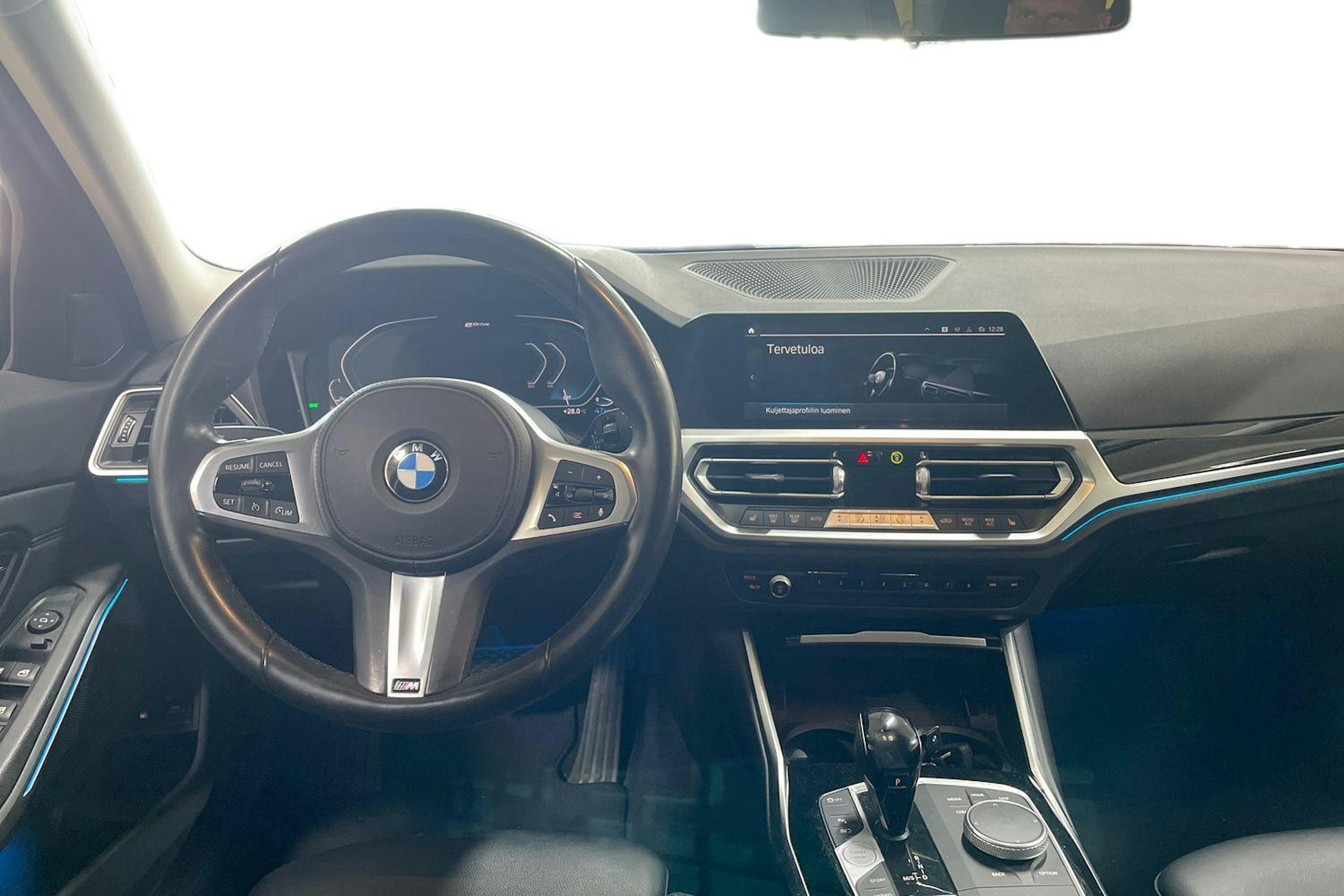 Sininen BMW 330 2021 kuva 7.