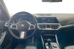 Sininen BMW 330 2021 kuva 7.