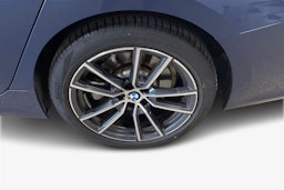 Sininen BMW 330 2021 kuva 9.