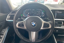 Sininen BMW 330 2021 kuva 13.