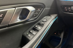 Sininen BMW 330 2021 kuva 16.