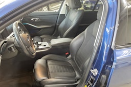 Sininen BMW 330 2021 kuva 18.