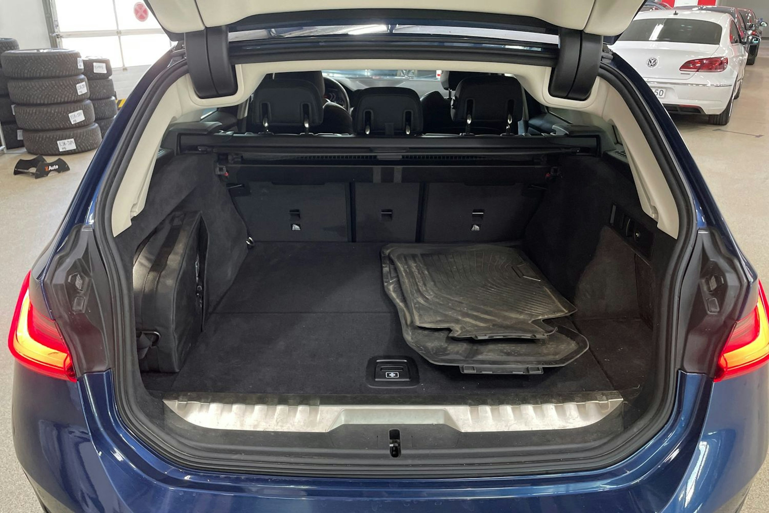 Sininen BMW 330 2021 kuva 19.