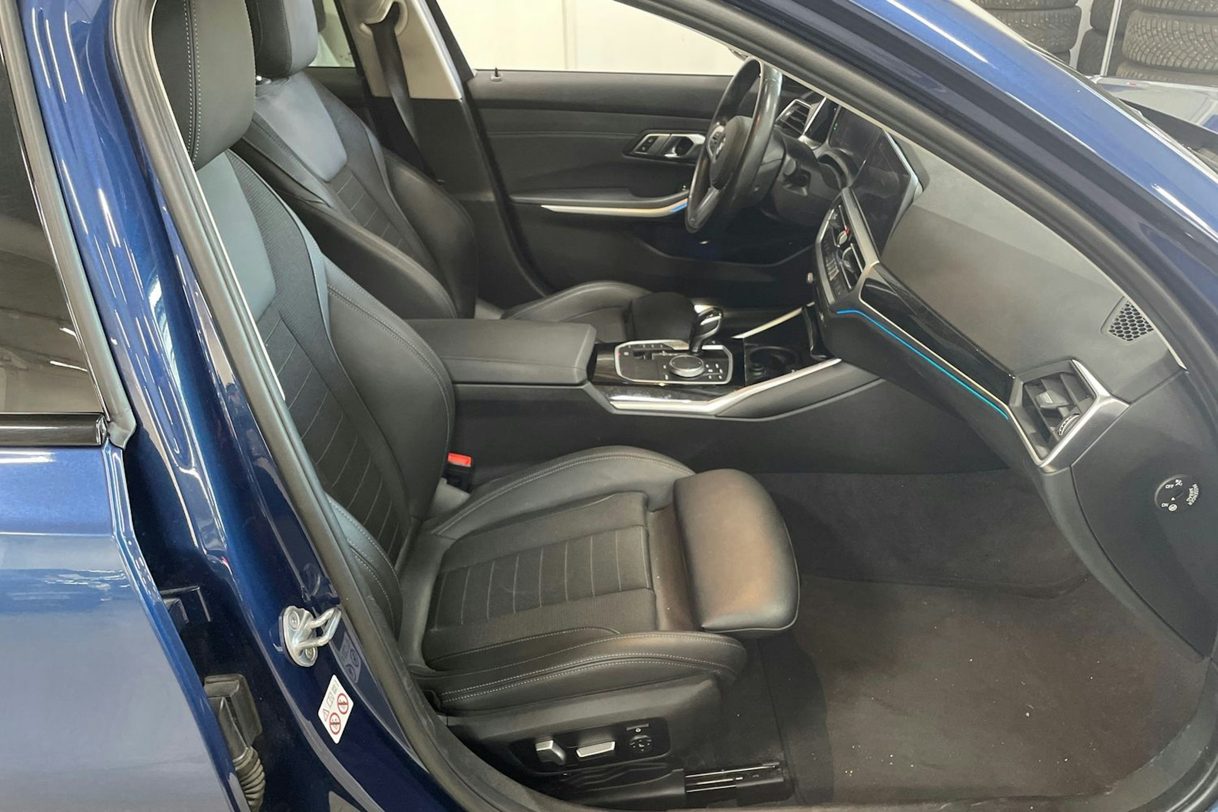 Sininen BMW 330 2021 kuva 22.
