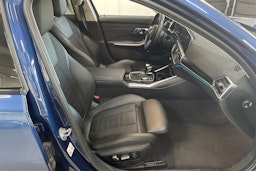 Sininen BMW 330 2021 kuva 22.