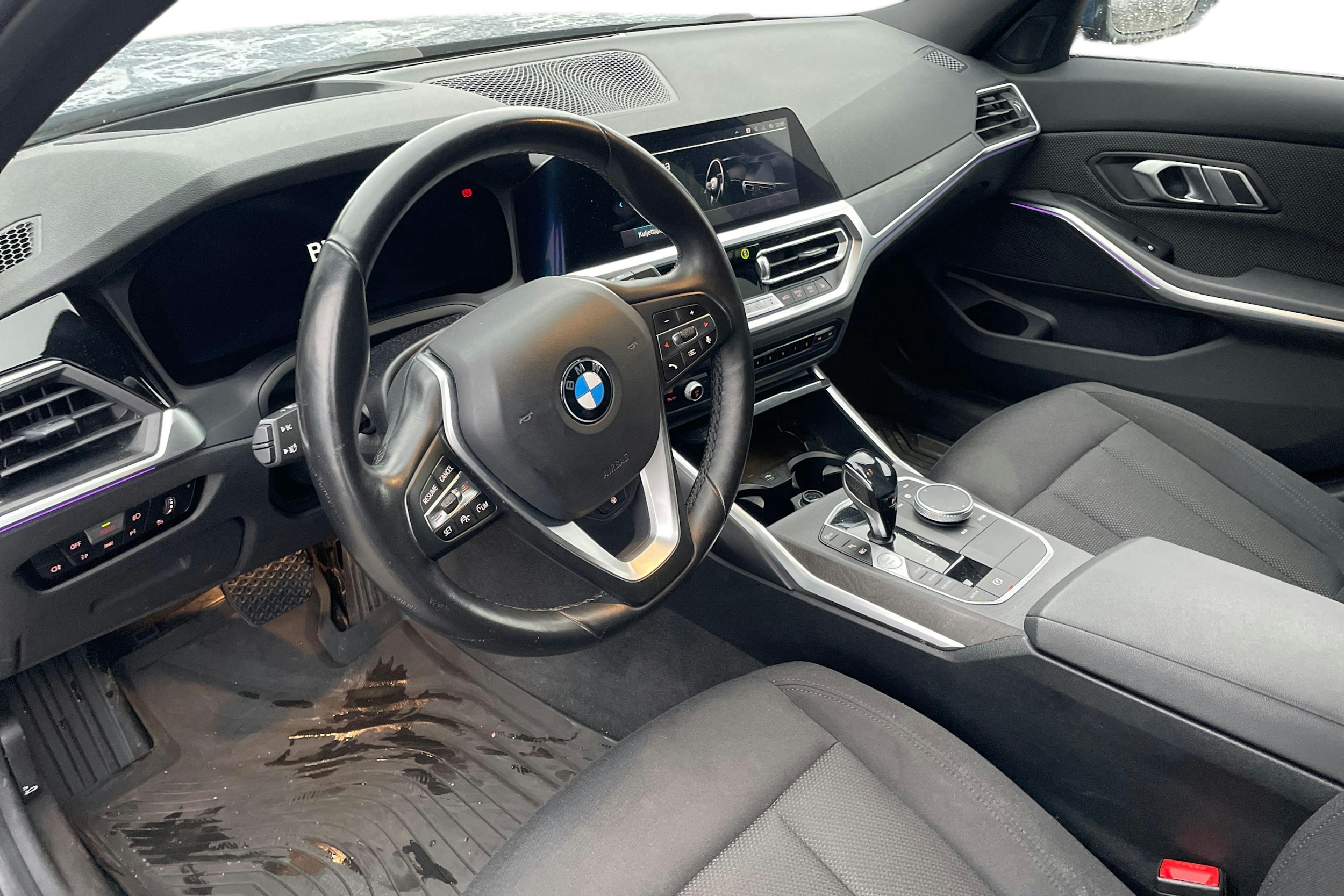 sininen BMW 330 2021 kuva 3.