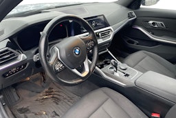 sininen BMW 330 2021 kuva 3.