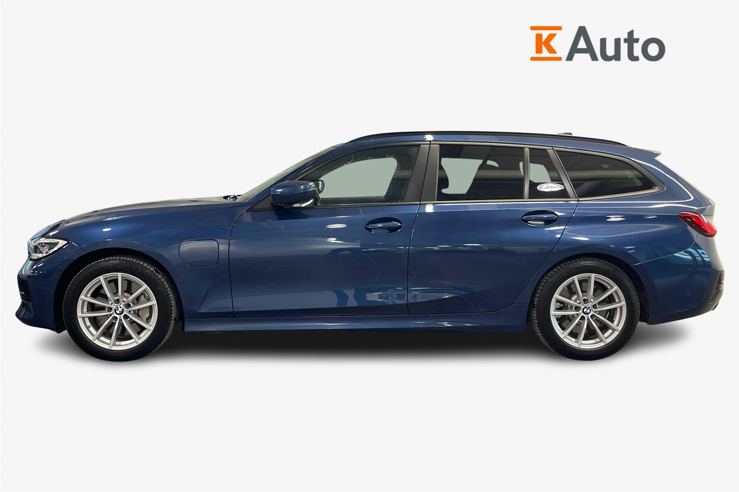 sininen BMW 330 2021 kuva 6.