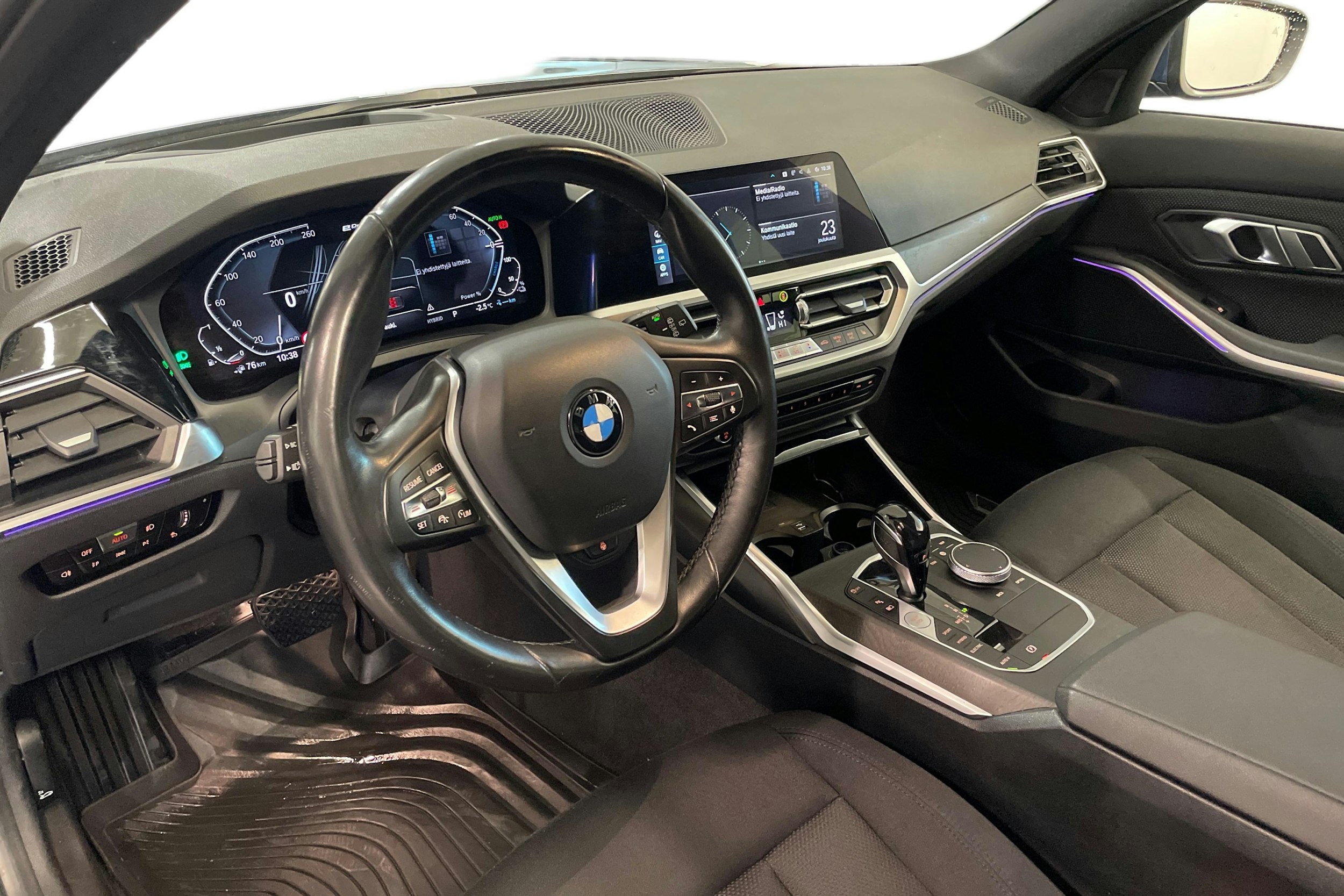 sininen BMW 330 2021 kuva 7.