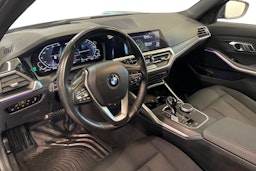 sininen BMW 330 2021 kuva 7.