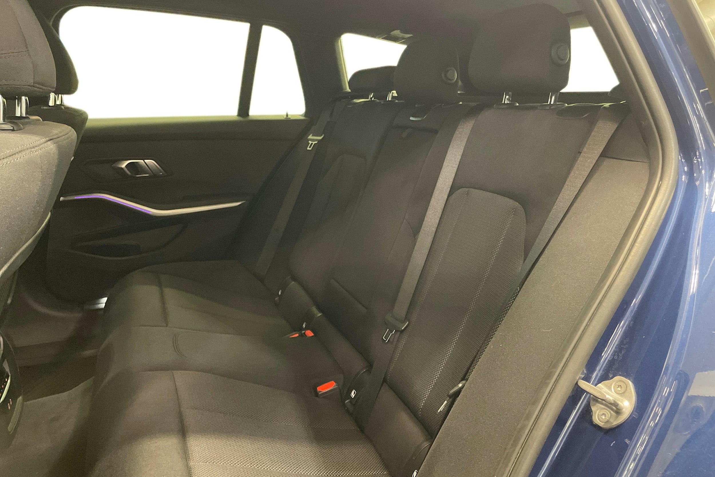 sininen BMW 330 2021 kuva 10.