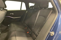 sininen BMW 330 2021 kuva 10.