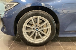 sininen BMW 330 2021 kuva 13.
