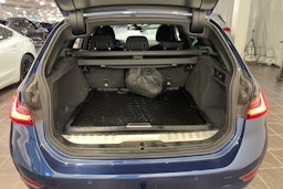 sininen BMW 330 2021 kuva 16.