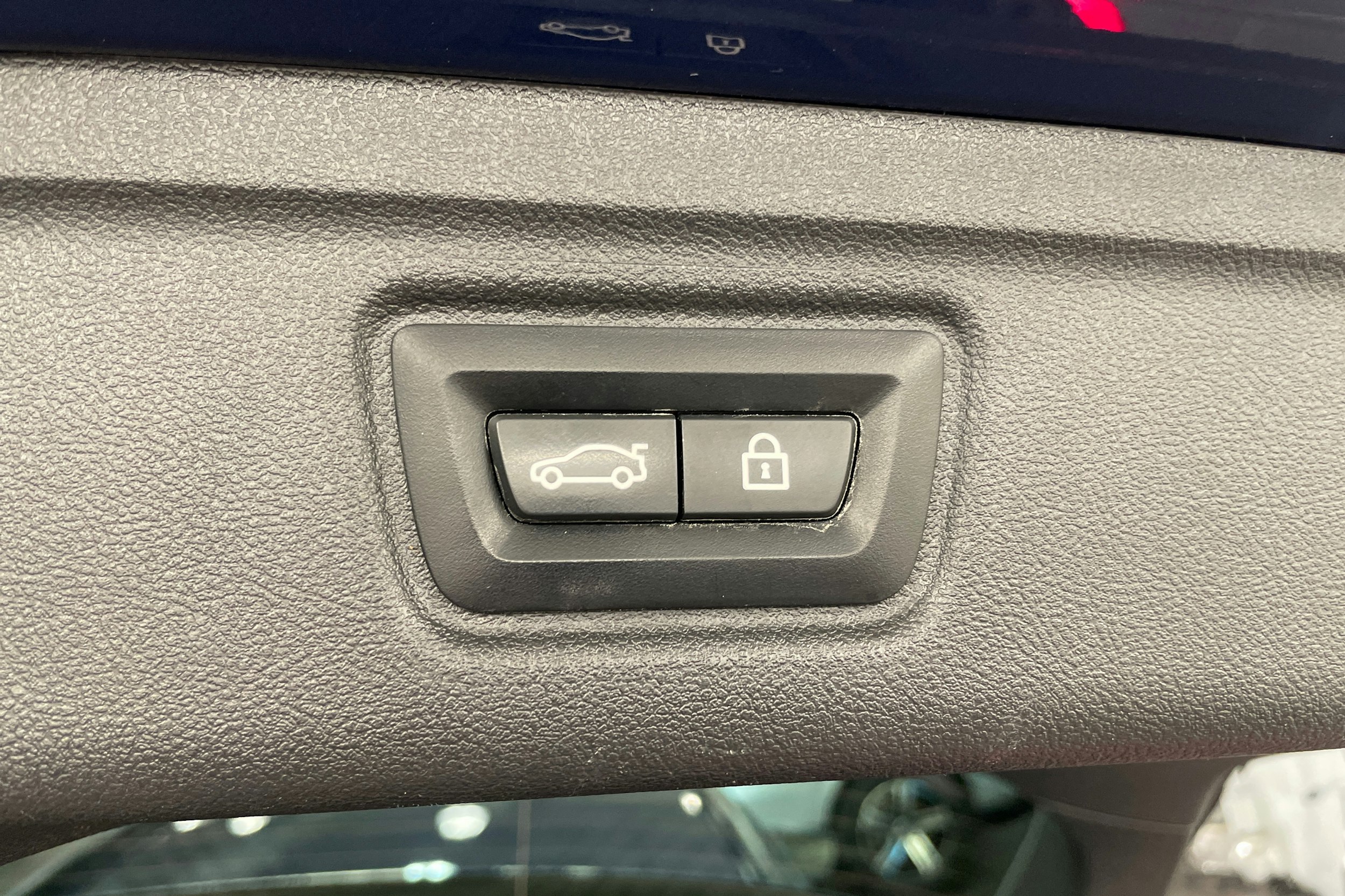 sininen BMW 330 2021 kuva 18.