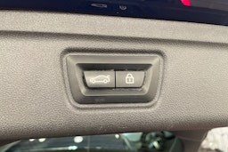 sininen BMW 330 2021 kuva 18.