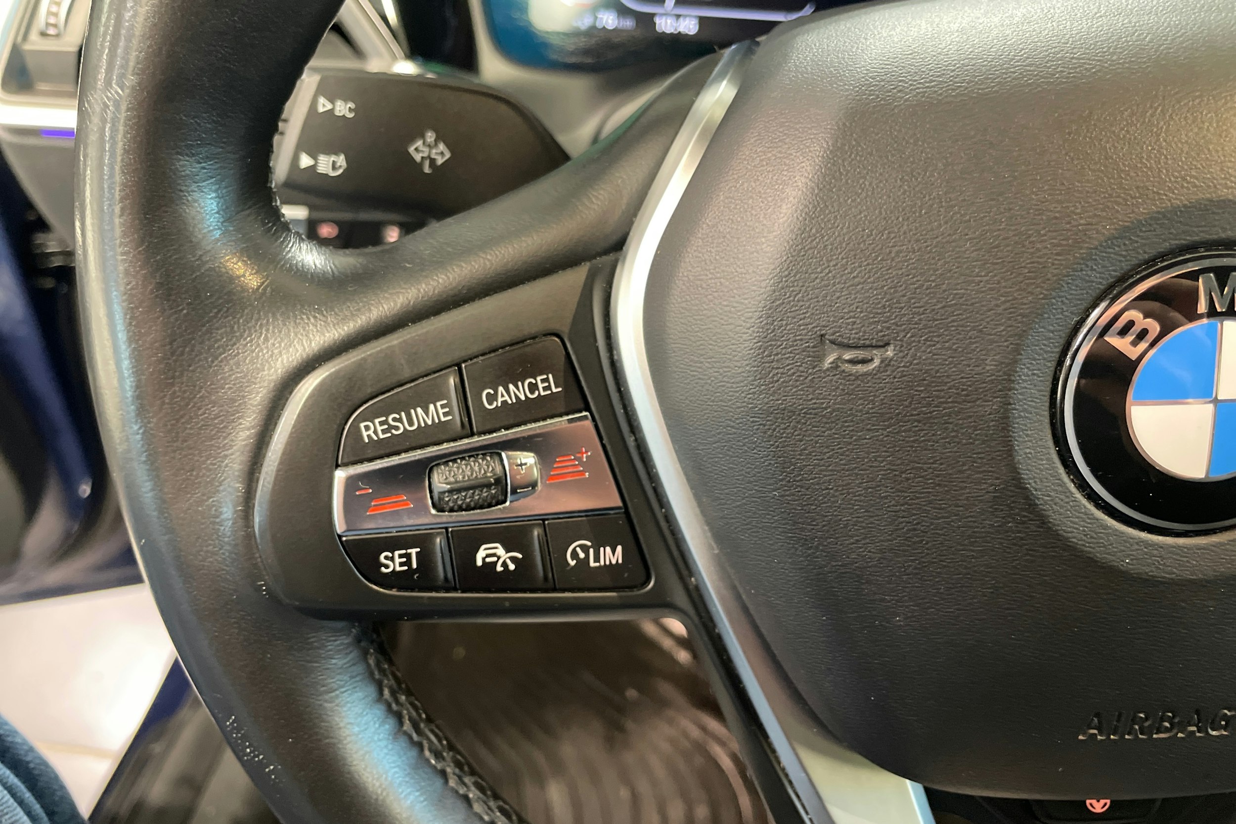 sininen BMW 330 2021 kuva 21.