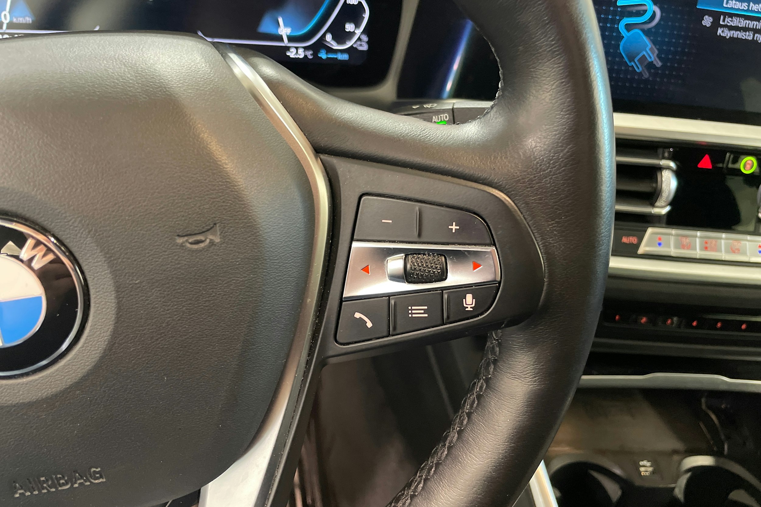 sininen BMW 330 2021 kuva 22.