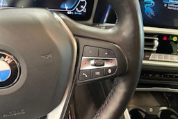 sininen BMW 330 2021 kuva 22.