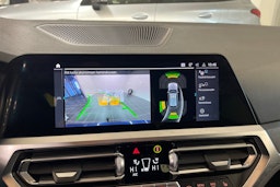 sininen BMW 330 2021 kuva 23.