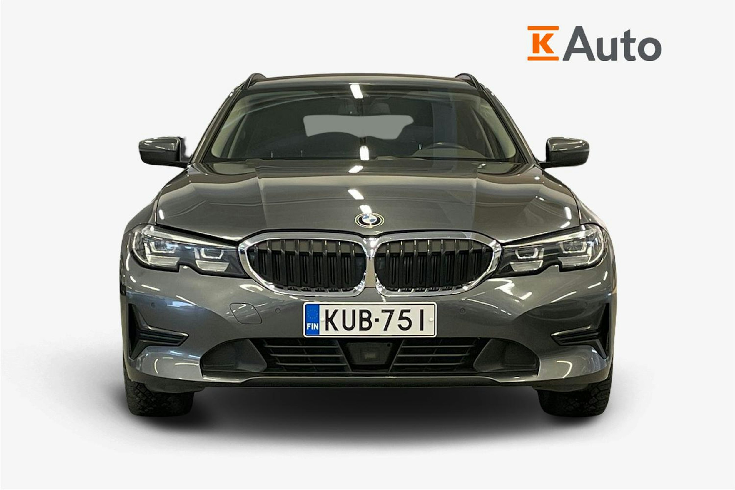 Harmaa BMW 330 2021 kuva 5.
