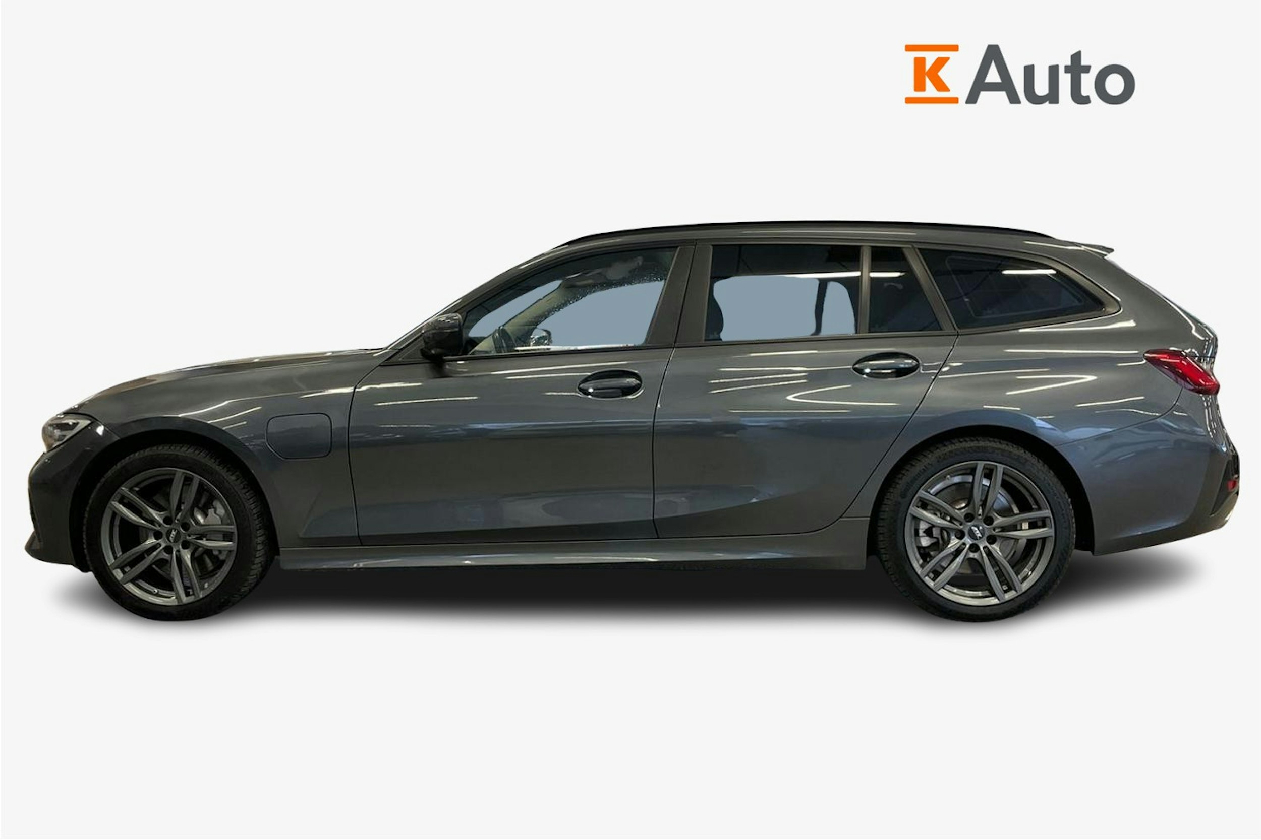 Harmaa BMW 330 2021 kuva 6.