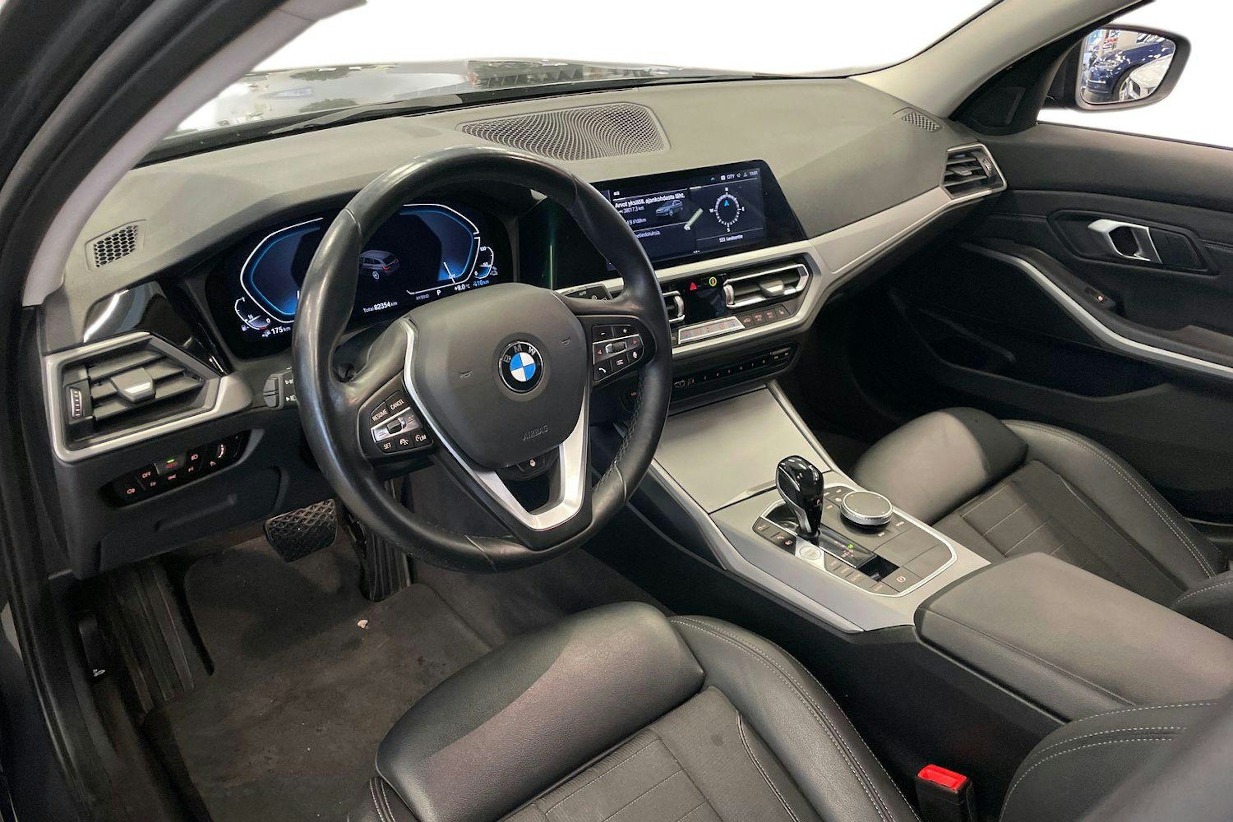 Harmaa BMW 330 2021 kuva 7.