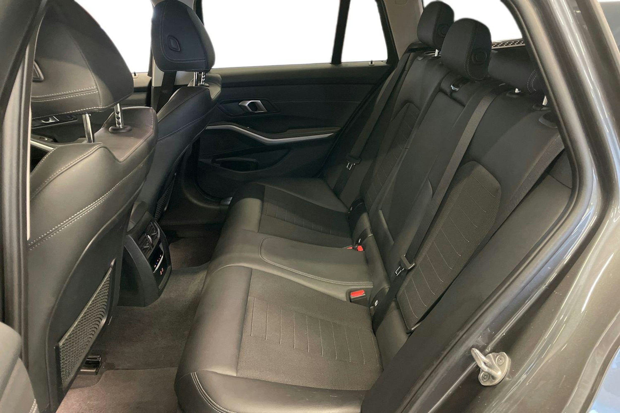 Harmaa BMW 330 2021 kuva 10.