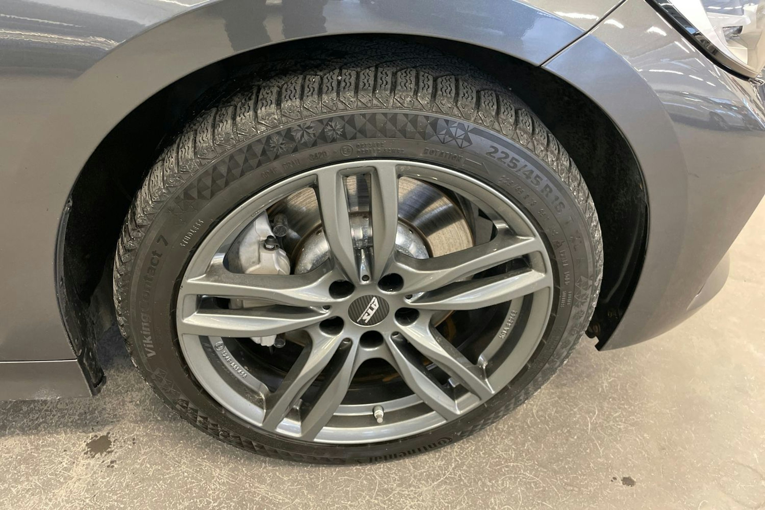 Harmaa BMW 330 2021 kuva 13.