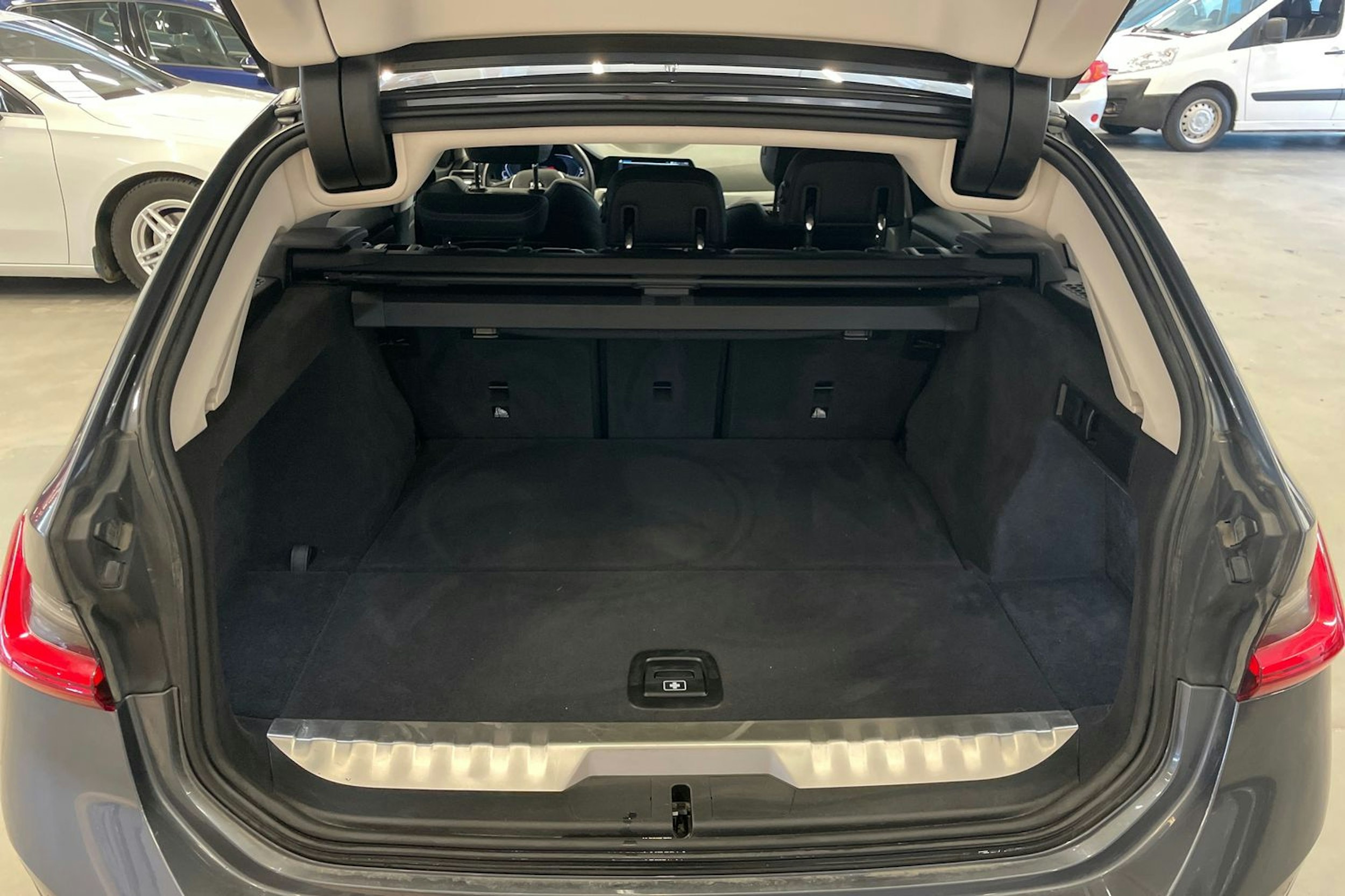 Harmaa BMW 330 2021 kuva 14.