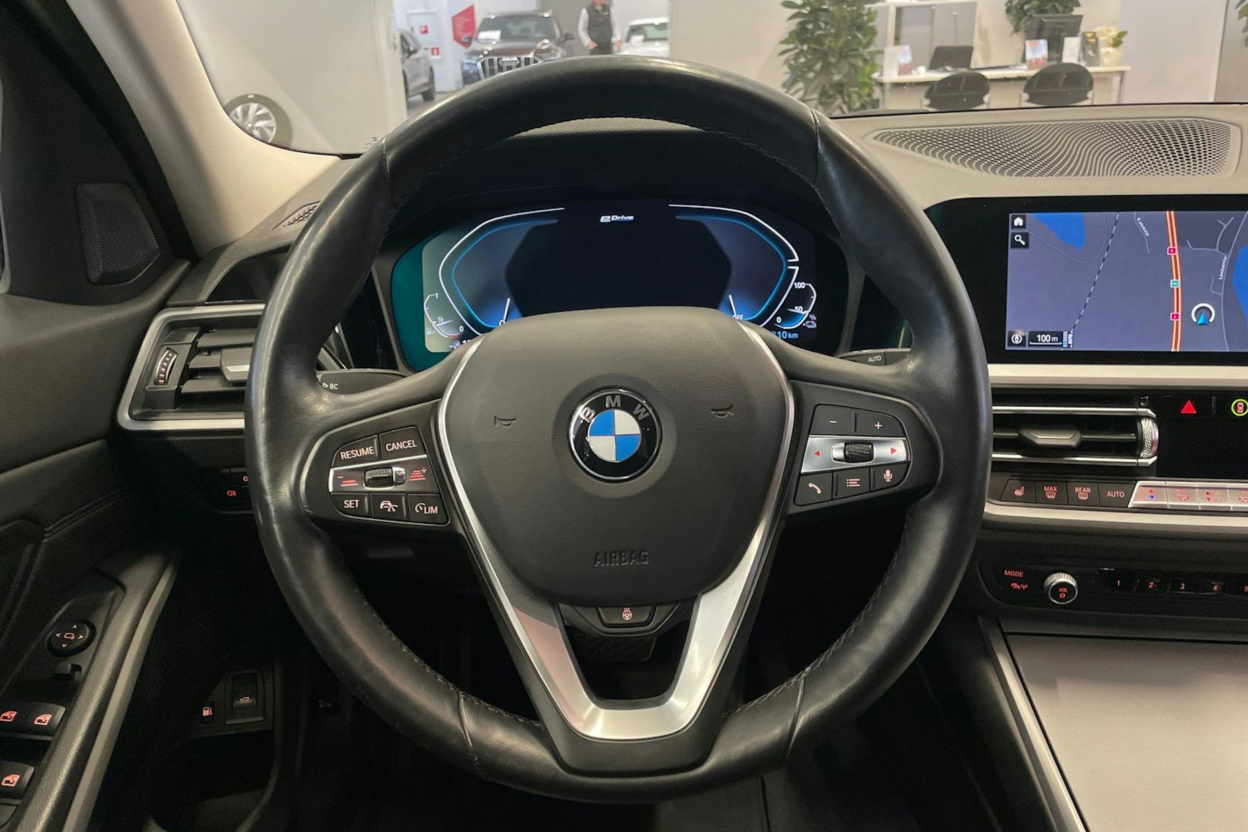 Harmaa BMW 330 2021 kuva 15.