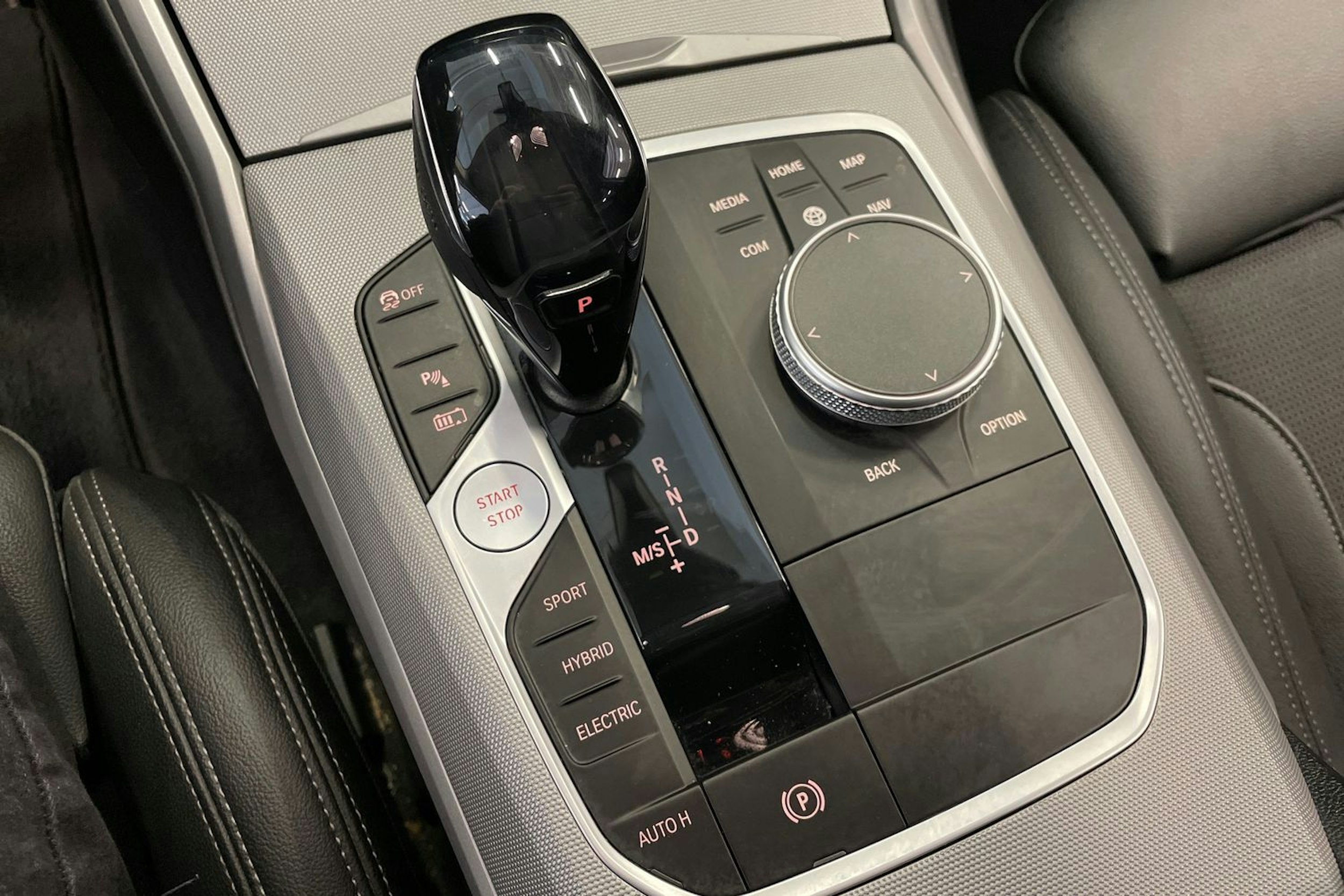 Harmaa BMW 330 2021 kuva 19.