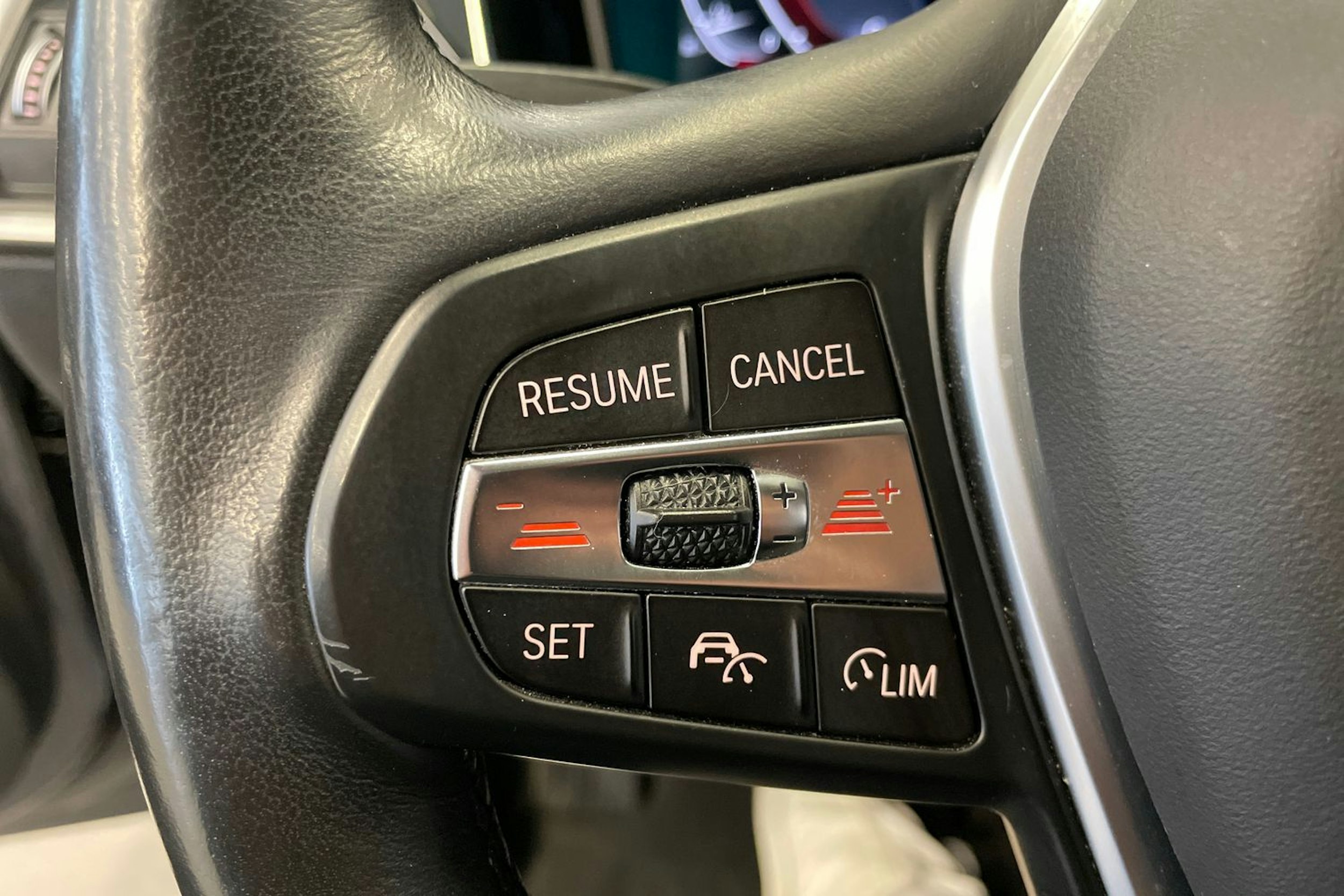 Harmaa BMW 330 2021 kuva 24.