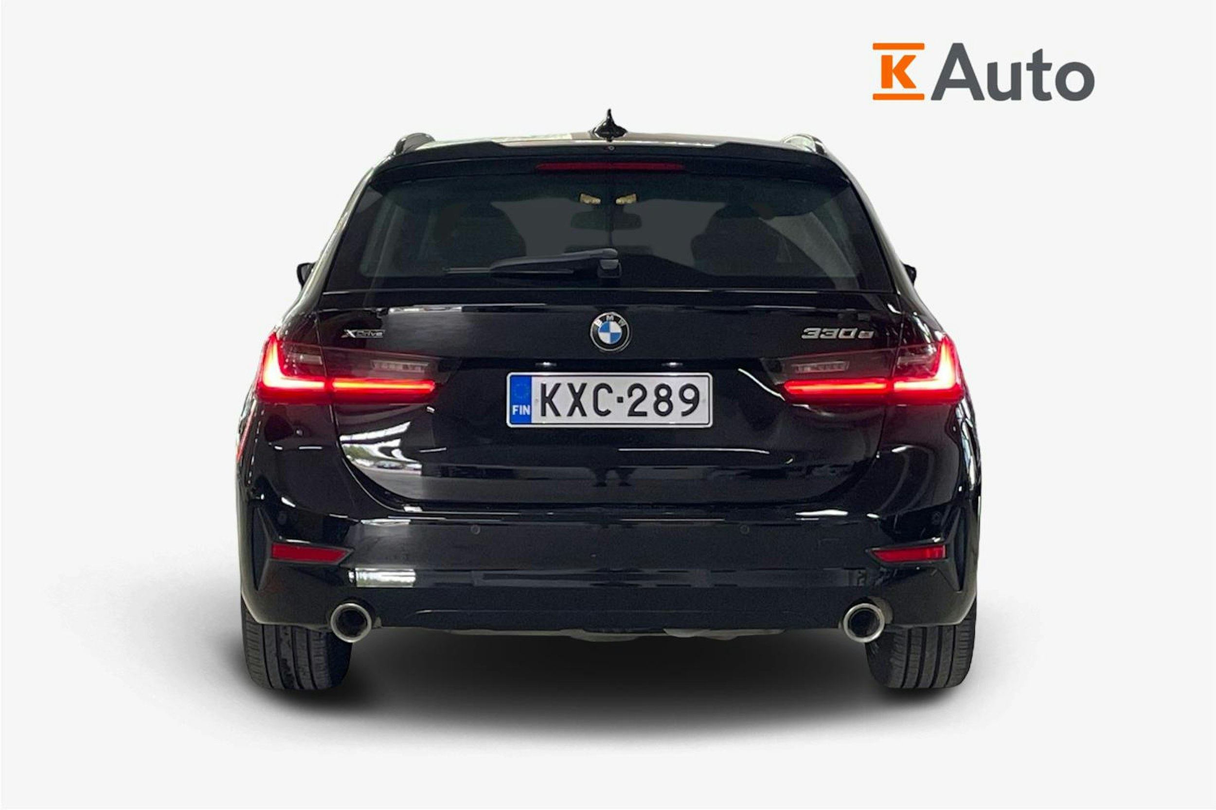 Musta BMW 330 2021 kuva 3.